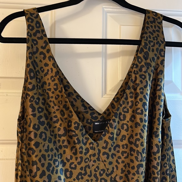 ASOS DESIGN Curve Edit bias slip midaxi dress in animal print - Picture 2 of 5